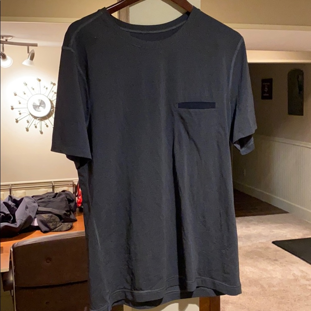 Lululemon Mens Front Pocket Tee Size M EUC Gray